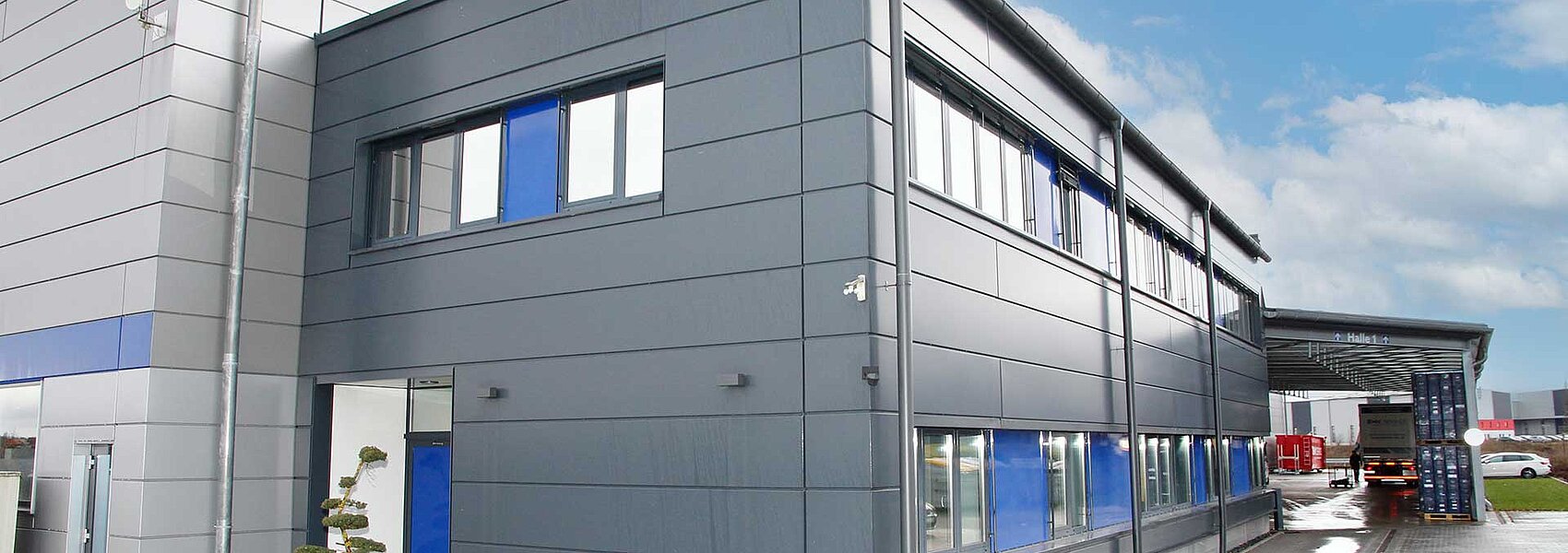 Frontansicht Verwaltungsgebäude EMK Service GmbH