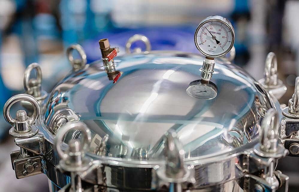 Verschraubter Druckbehälter mit Manometer