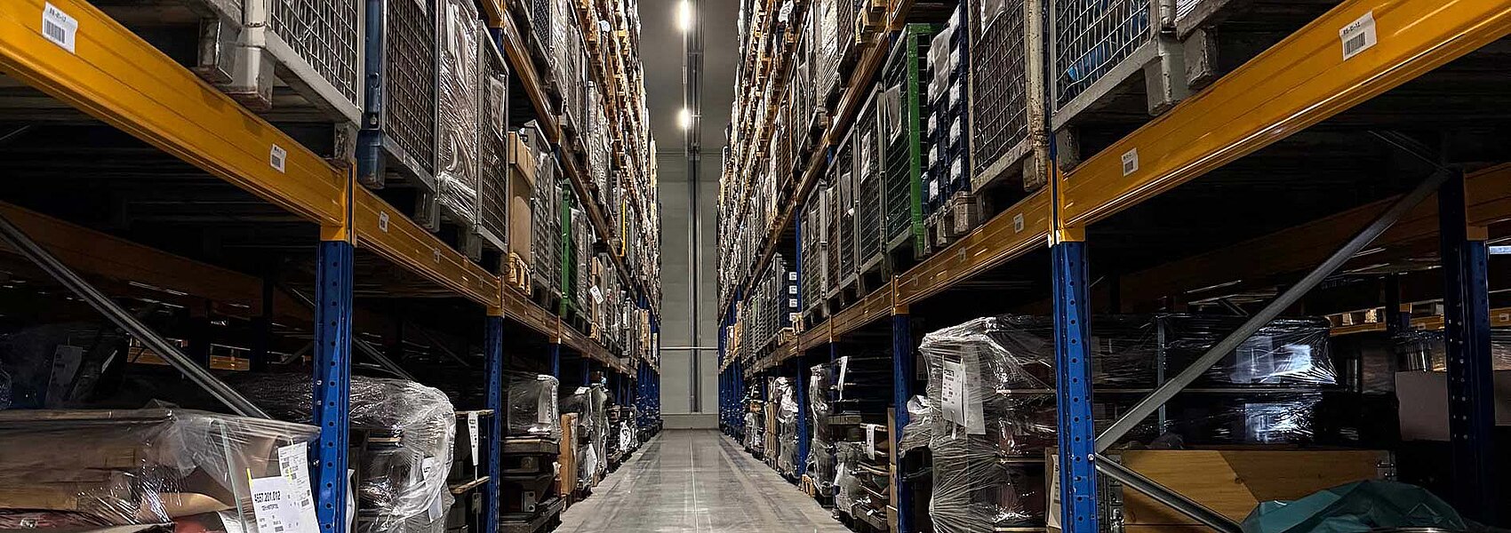 Ansicht ins Hochregallager von EMK Service GmbH