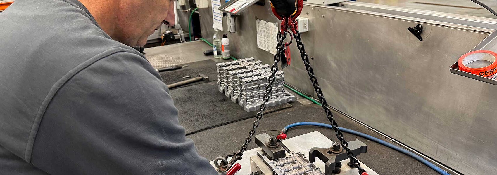 Mitarbeiter bei der Vorbereitung der Dichtheitsprüfung eines Bauteils
