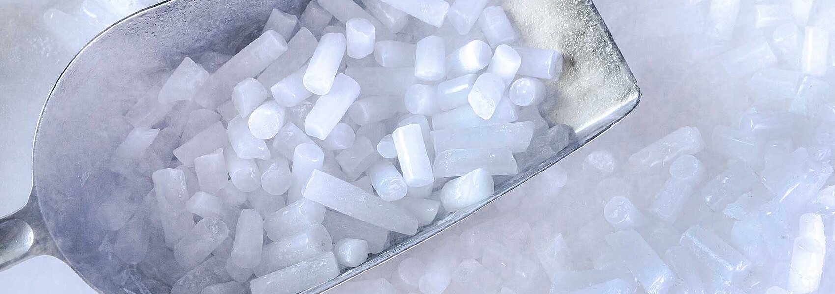 Trockeneispellets auf einer Schaufel