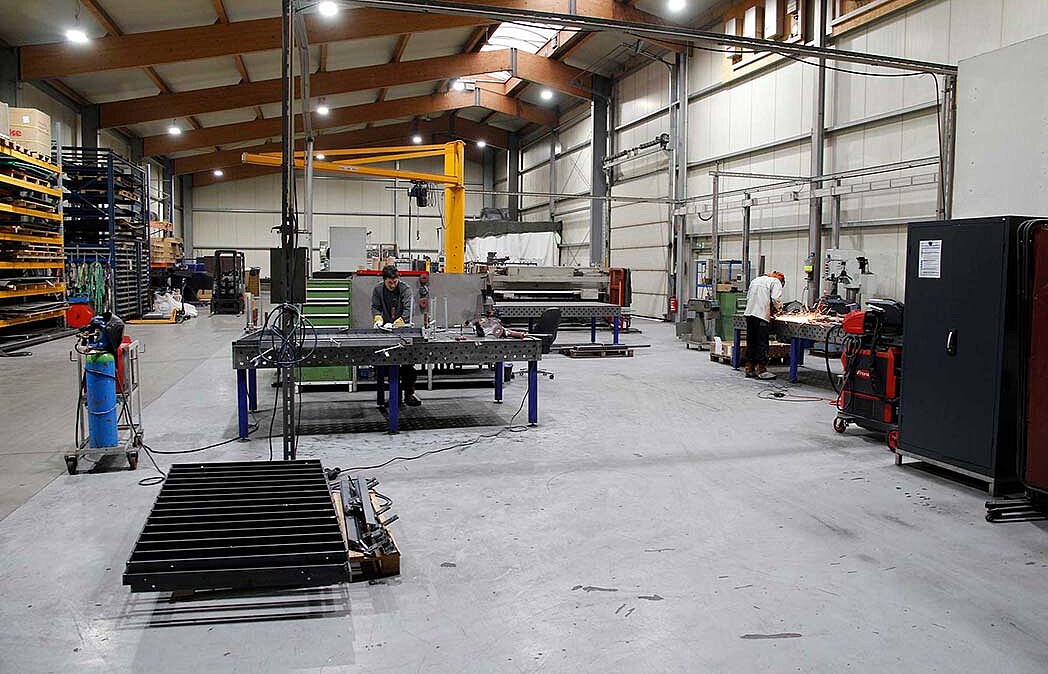 Metallbauer beim schweissen eines Geländers