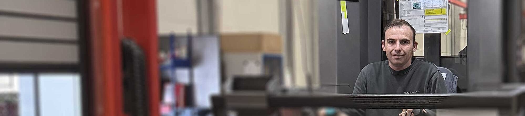 Mitarbeiter bei der Bedienung eines Gabelstaplers